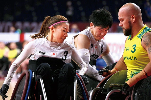 東京パラリンピック３位決定戦。世界ナンバーワンプレーヤー、ライリー・バット（写真右、豪州）相手に、“守備職人”として臆することなくタックルを決める（写真／毎日新聞社／アフロ）