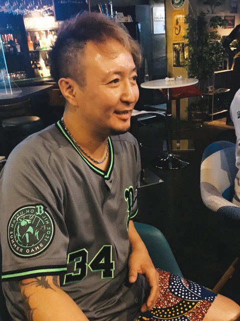 ＤＯＭＩ（ドミ／ＭＥＧＡ　ＳＴＯＰＰＥＲ）　日本プロ野球史上最高の名作と名高い球団歌『ＳＫＹ』を制作・演奏しているバンド、ＭＥＧＡ　ＳＴＯＰＰＥＲのボーカル＆ベース。球場外の「Ｂｓステージ」で試合前にイベントも行なっていた。好きな選手は後藤光尊、小松聖