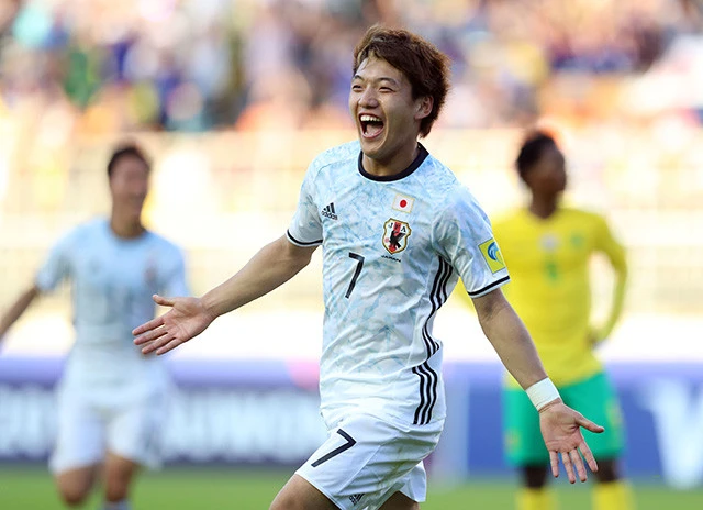 2017年のU-20W杯初戦の南アフリカ戦で得点を決め、喜ぶ堂安。東京五輪でも再現に期待したい