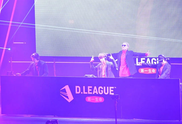 MAKIDAIは所属するユニット「PKCZ」としてDJプレイ