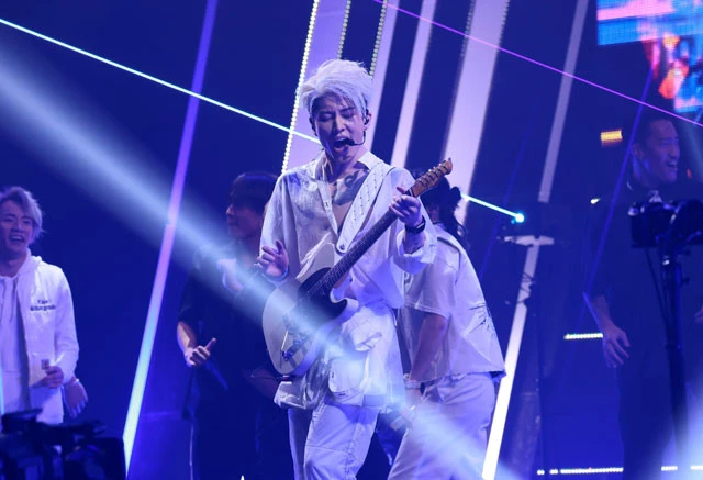 Dリーガーたちと共演し、イベントを盛り上げたMIYAVI