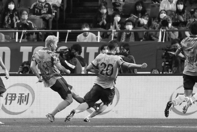 オーストラリア戦の後半に途中出場して勝ち越しのオウンゴールを呼び込んだ浅野（左）。同試合ではスタメンも大きく変えてきたが、次戦はどうなるか