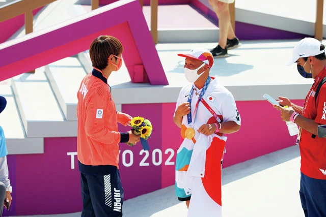 表彰式の後、自身を支えてくれた早川大輔コーチに金メダルをかけた