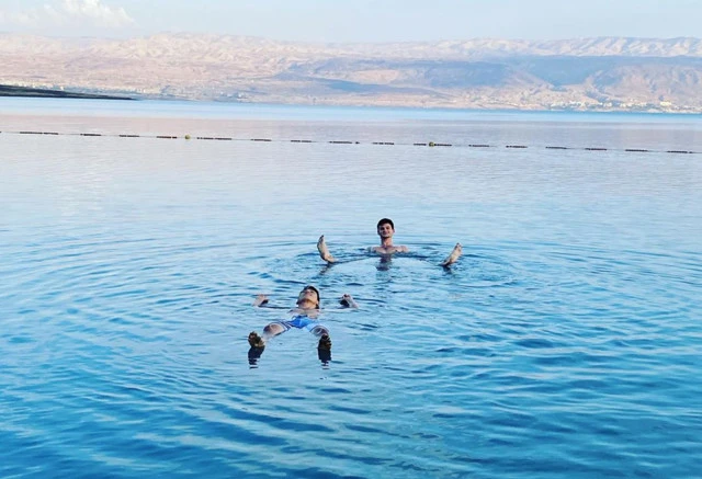 チームメイトと共に、塩分濃度が高い「死海」を訪れることも。普段は距離を保つなど感染対策はしているが、人によって意識の差もあるという