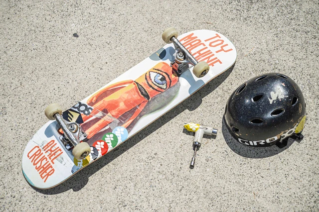 まずはこれだけそろえよう! 1.スケートボードはデッキとトラックとウィールなどから組まれている。初心者向けのコンプリートセットを購入するのもあり。2.スケボーツールはトラックのナットを緩めたりウィールの調整などに必要。3.頭を守るためのヘルメットも必需品