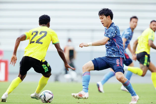 去る６月１２日に行なわれた国際親善試合Ｕ－２４日本代表対ジャマイカ代表戦。遠藤はＭＦとして先発フル出場。前半４２分には見事なコントロールシュートを決め、メンバー発表前のラストマッチで順調な仕上がりを見せた（写真／藤田真郷）