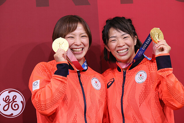 自身の決勝前日には、妹の友香子（左）が五輪初出場にもかかわらず、６２ｋｇ級を制覇。「姉妹そろっての金メダルが悲願でした」