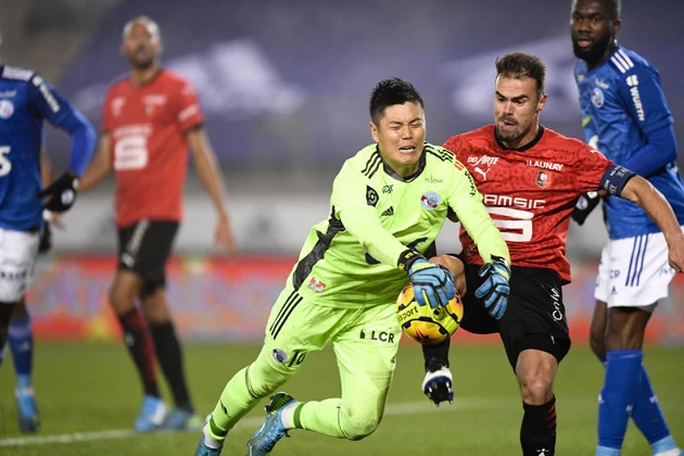 ストラスブール(フランス)でレギュラーとして活躍する川島。37歳のベテランが、ほかのGKのケガや不振などで回ってきたチャンスをモノにした