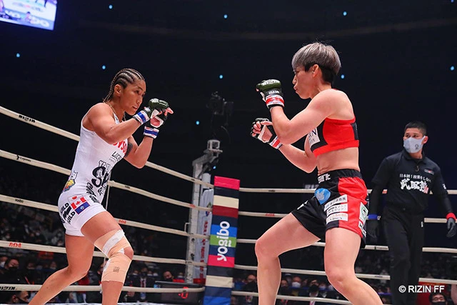 昨年大晦日の山本美憂戦(浜崎=右の赤黒コスチューム)