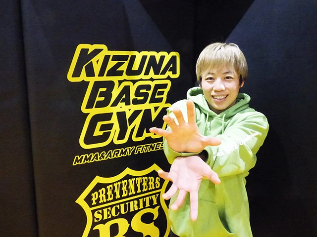 浜崎朱加(はまさき・あやか)1982年3月31日、山口県出身。身長158cm、体重49.0kg。2010年にJEWELS初代ライト級(-52kg)王者、15年にアメリカInvicta FCアトム級で日本人初のMMA世界王者に輝く。18年からはRIZINに参戦中。初代&第3代RIZIN女子スーパーアトム級女王。Twitter:@kk331ayaka、Instagram:ayaka0331