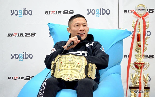 試合後の会見でカーフキックについて問われると「プラン通り」と答えた