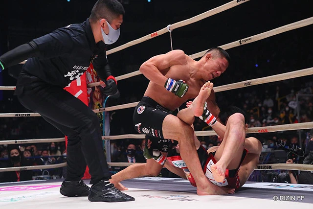 足を破壊され後が無くなった朝倉は、起死回生の飛び膝蹴りを放つ。しかし、それを冷静に見極めた堀口は右のカウンターを合わせ、追撃の右フックでダウンと奪うと、一気にバウンド。試合を決めた