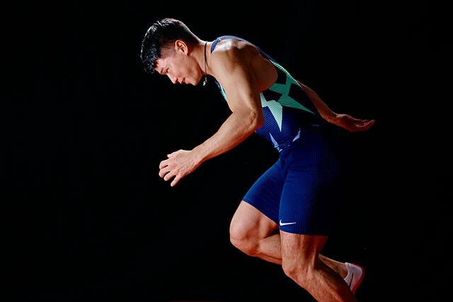 取材後、スタート時のフォームの再現撮影で、スタジオの滑る床に苦戦しながら何度もリテイクに付き合ってくれた。風呂上がりの体温低下、免疫力低下を抑えるためにノンアルコールビールをたしなむなど、コンディショニングの研究にも余念がない