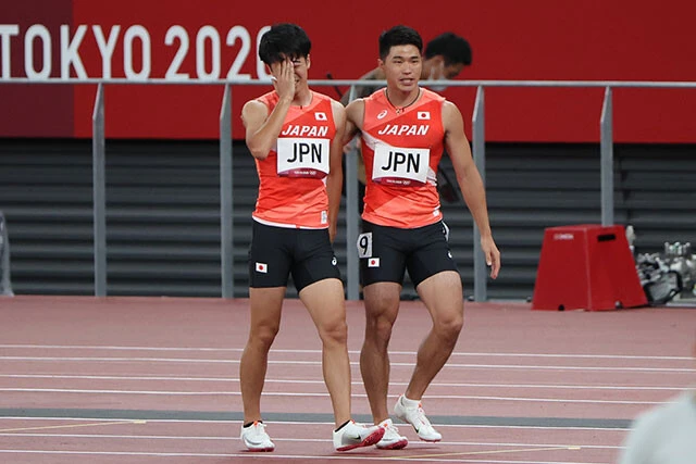 「単純に、心配だった」と、決勝の失格後、真っ先に所属の住友電工の後輩でもある1走の多田(左)のもとに駆け寄った
