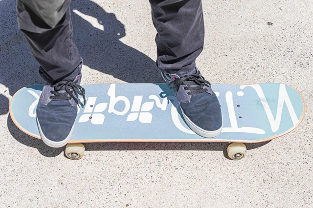 Ollie(オーリー) 初心者最初の難関となるオーリー。最初は止まった状態から挑戦しよう。ジャンプの踏み込みの際に後ろ足でテールを地面にはじく衝撃でスケボーを浮かす。しっかりテールの真ん中を踏まないと板が真っすぐ浮かないので注意。一朝一夕ではできないぞ