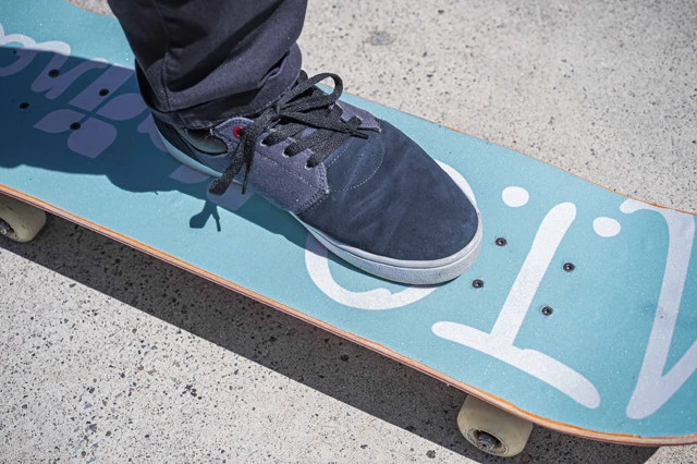 Push(プッシュ) 地面を蹴って前進する超基本動作も、素人には見た目以上に難しい。前足を乗せる位置は写真を参考に。頭は板の真上にくるようにしてバランスを取る。プッシュ後は蹴り足を乗せて、前足も横向きにする