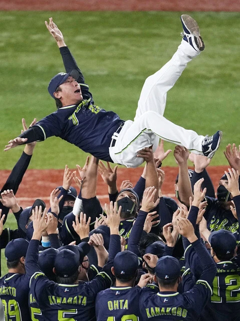 10月26日にリーグ優勝を決め、選手たちに胴上げされるヤクルトの高津監督。就任2年目にして、最下位からチームを立て直した手腕が高く評価されている