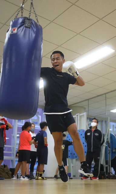 K-1時代から得意とする、飛び込んで放つ右フック。体が完全に宙に浮くほどの勢いだ