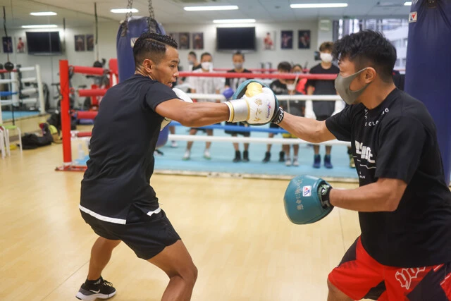 元世界3階級制覇王者の八重樫 東トレーナー(右)が構えるミットに鋭いパンチを打つ