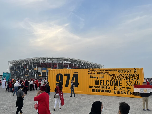 Ｗ杯で使用される会場のひとつ「スタジアム９７４」には各言語のあいさつが書かれたコンテナが。コンテナは建築資材としても使われた