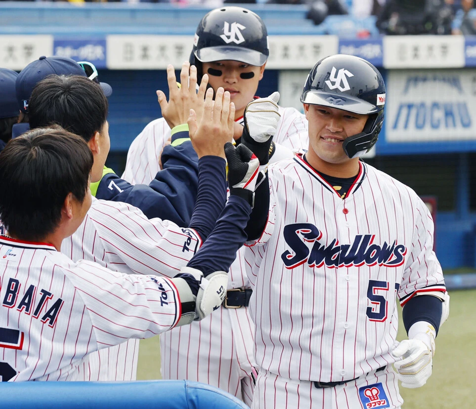 村上(写真奥)と同じヤクルトで、新たな大砲として期待がかかる濱田(右)。ベテランの青木宣親も「天才」と評価する打撃が本格的に花開くか