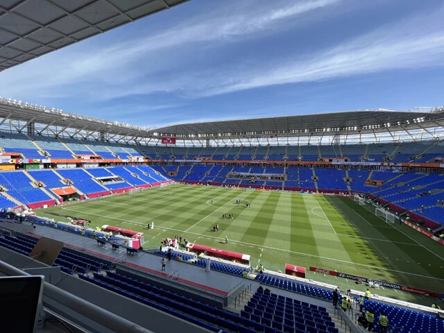 新設された各スタジアムは芝もきれい。ピッチの脇には、暑熱対策としてエアコンが設置されているが、「冷えすぎる」という声も