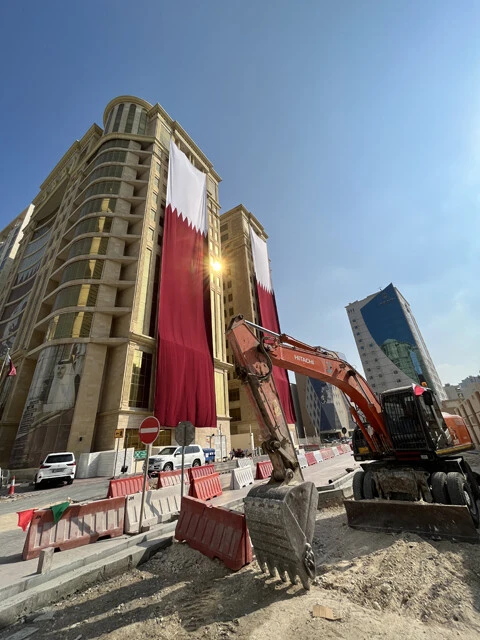 カタール市内は至る所で工事が行なわれていた。労働環境はよくなさそうだが、近隣の国からの出稼ぎ労働者が絶えないという