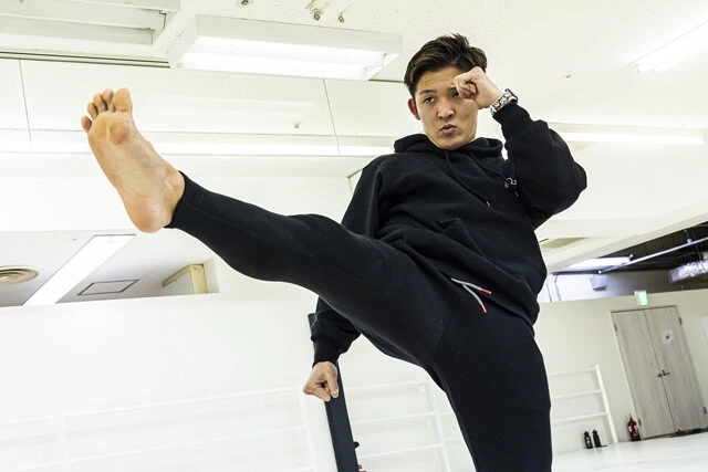 ルーツは小学2年から始めた空手。多彩な蹴りはもちろん、「得意技」という左ボディなどパンチでも多くのダウンを奪ってきた