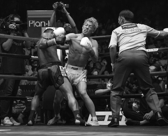 3ラウンド残り30秒、ブアカーオが猛ラッシュ。この直後、レフェリーがストップをかけた