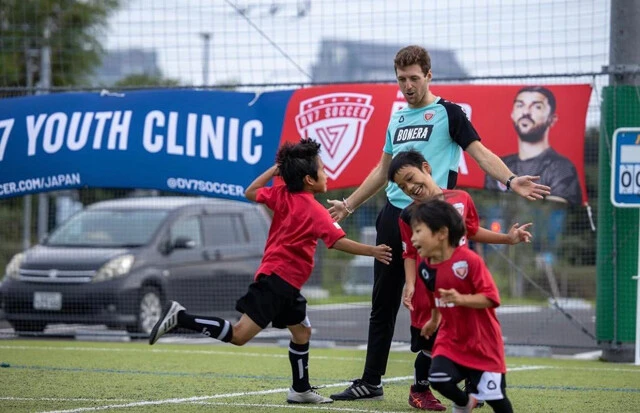 日本も含めて世界8ヵ所に展開するビジャのスクール「DV7」。現役時代に培ったストライカーになるための理論を、子供たちに広めている