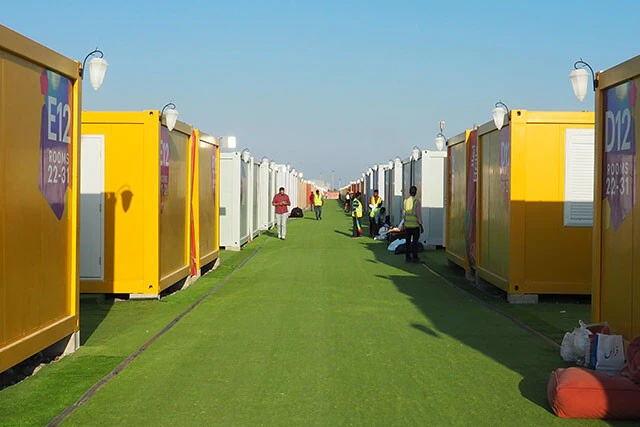 ファンビレッジ内にズラリと並ぶコンテナ。1泊およそ3万円と安くないが、海外からのサポーターはおおむね満足そう