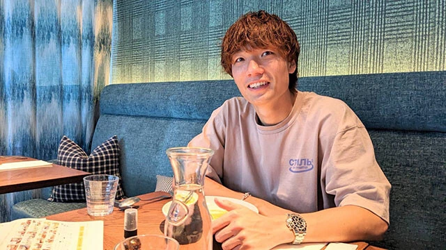 ファッションが大好きという一面を持つ板倉。好みの服を身に着け、趣味のカフェ巡りをするのがオフの楽しみのひとつ