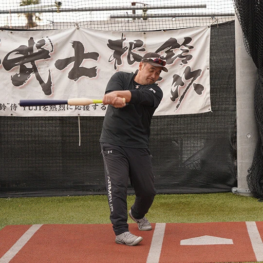 レベルスイング３　一般的に日本の指導現場で教えられることが多い、地面と平行にバットを出すレベルスイング。根鈴氏はこのスイングを否定しているわけではなく、「もうひとつの引き出しとして、バットを縦に振るスイングも身につけてほしい」と語る