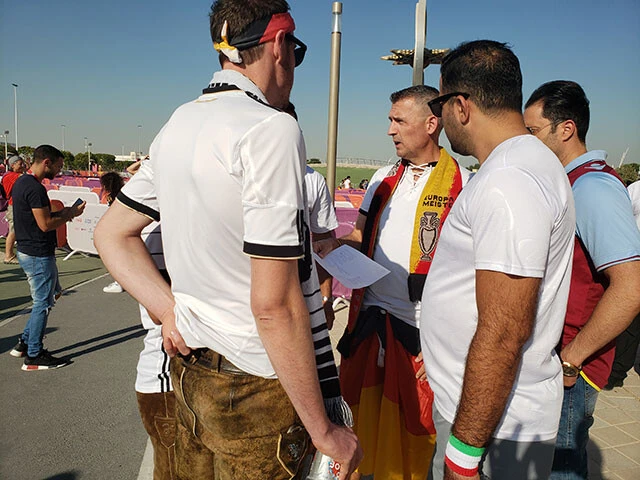 チケットを求めてダフ屋と交渉していたドイツのサポーターたち