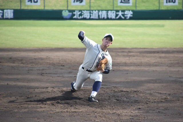 188cmの長身で、スタミナも高く評価されている苫小牧中央の斉藤。最速は150キロだが伸びしろも多く、今夏のもうひと化けに期待