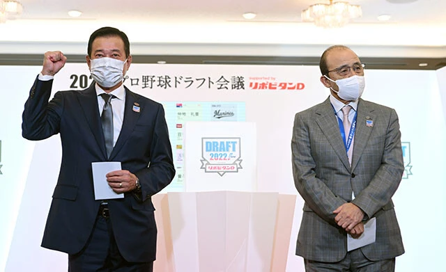 浅野を巡って阪神と競合するもクジで引き当てた巨人・原監督(左)