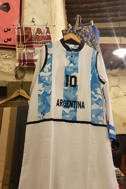 スーク（市場）の土産物店にはメッシ・バージョンの民族衣装が売られていた