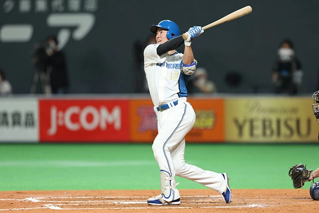 １７年、「チームの打線に欠かせない存在になり、自分のスイングを確立させたい」と語っていた松本選手。「今年の前半はそれが形になったゲームが多かったので、継続させたい」©H.N.F.