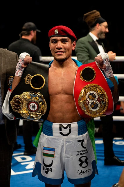 《WBA・IBF統一王者》ムロジョン・アフマダリエフ(ウズベキスタン) 1994年生まれ。2016年リオデジャネイロ五輪銅メダリスト。20年1月、WBA・IBF世界スーパーバンタム級統一王座を獲得。22年6月、3度目の防衛に成功した試合で左拳を骨折。11勝(8KO)無敗