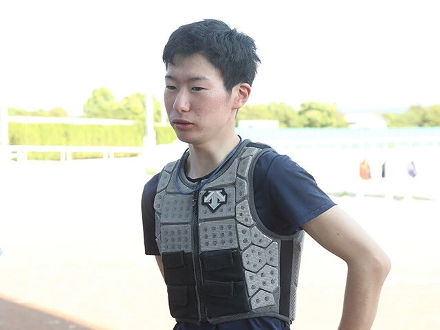 手綱を握った浅野皓大騎手。2019年デビューの若武者で、ヒカルアヤノヒメの3歳上だ