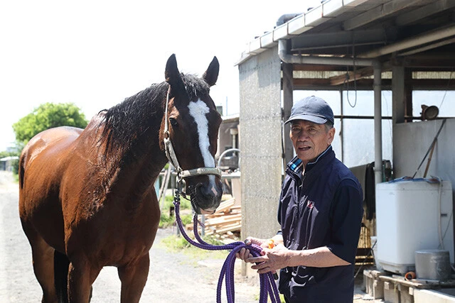 管理する井上哲調教師。「レース直後だから少し興奮してるけど、普段はおとなしいよ」
