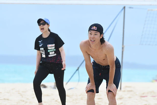 ５月から６月にかけて行なった沖縄・宮古島合宿での様子。瞬間的な判断力を養うためのビーチバレーやリフティングなど、さまざまなスポーツにも取り組む