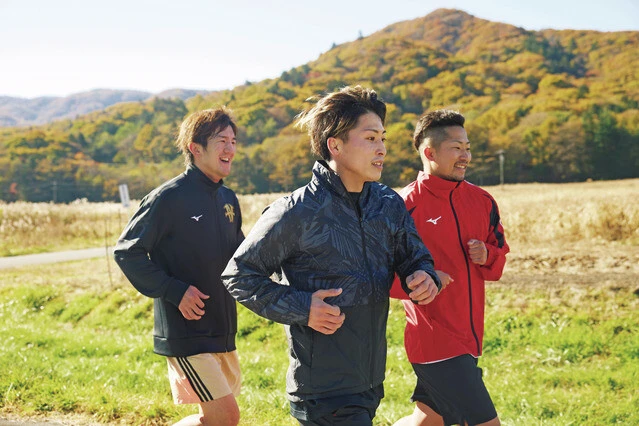 10月末から11月初めにかけ、長野・軽井沢で合宿。紅葉が映える秋晴れの下、弟の拓真（右）、いとこの浩樹（左）と共に走り込む。12月13日は拓真も試合を行なう