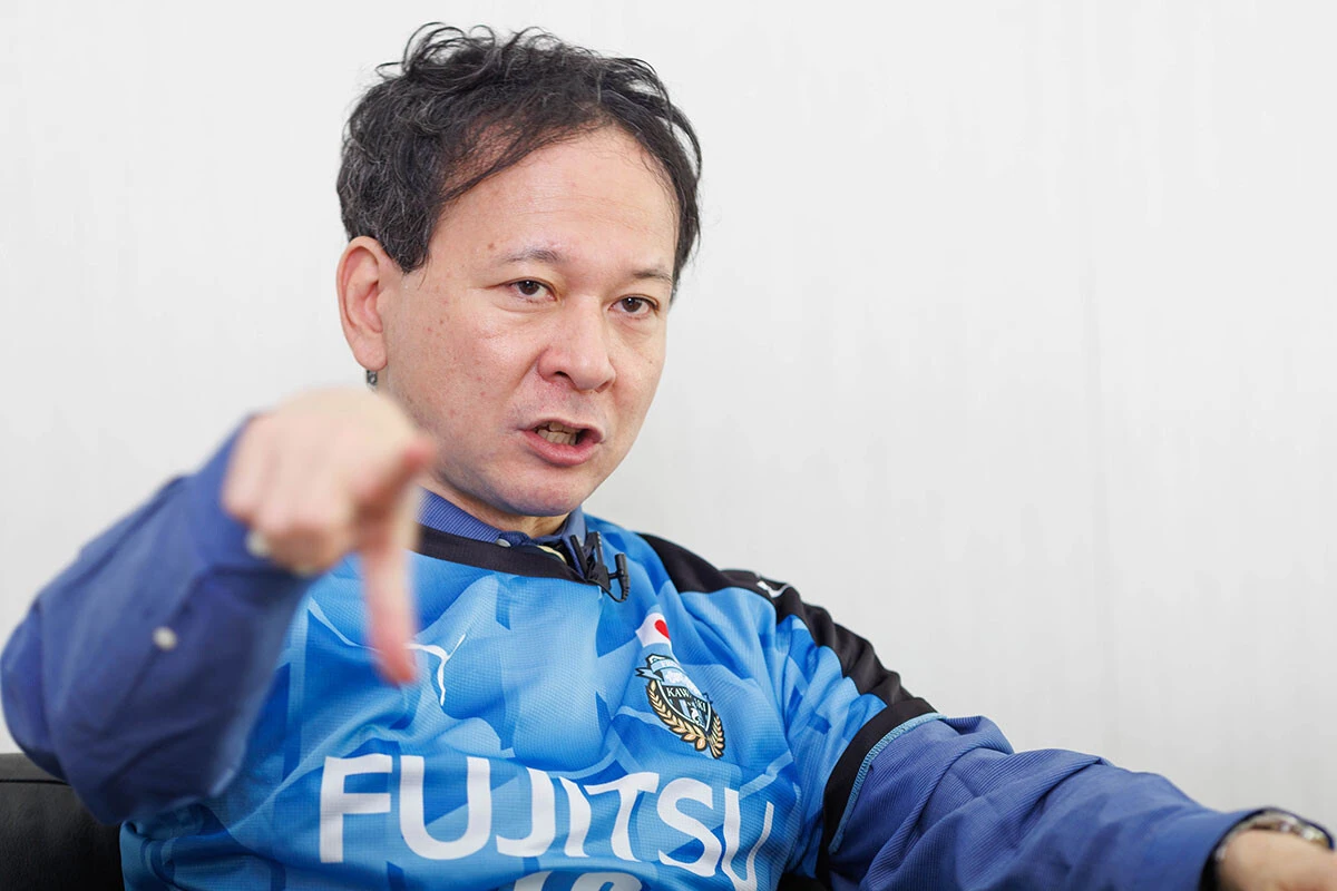 実はサッカー日本代表ファン歴26年・高橋杉雄氏。着用しているのは川崎フロンターレ時代の三笘モデルのユニフォーム