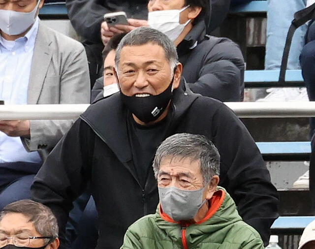 秋の関東大会を観戦する父の和博。「清原の次男」として大きな注目を集めているが、勝児は「それをプラスに」と受け入れている