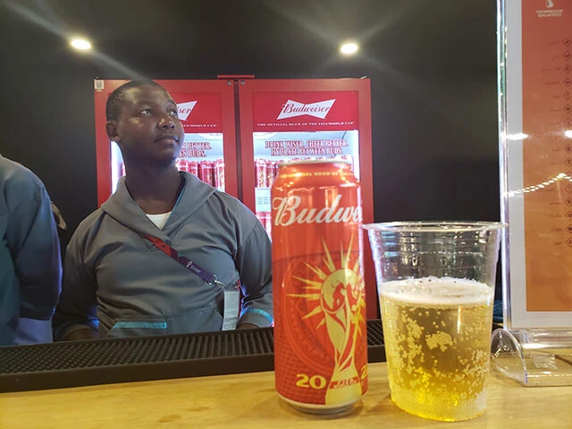 開幕2日前にスタジアムでの販売中止が決まったビール。ただ、スタジアム以外では飲める場所も意外と多い