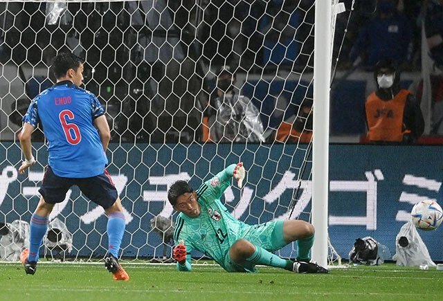 6月のブラジル戦では好セーブを連発し、後半半ばまで失点を許さなかった。「日本代表の世界ナンバーワンといってもいいぐらいの強みが、結束力の固さ。控え含め、メンバー26人全員が一丸となったら、サプライズを起こせるはずです」(権田) 写真/日刊スポーツ/アフロ