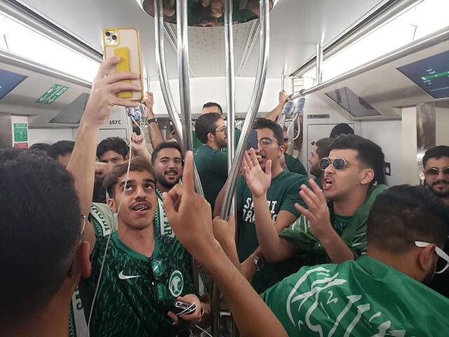 地下鉄で盛り上がるサウジアラビアのサポーター。中東勢や北アフリカ勢のサポーターの姿が目立つ。欧州勢は少なめ