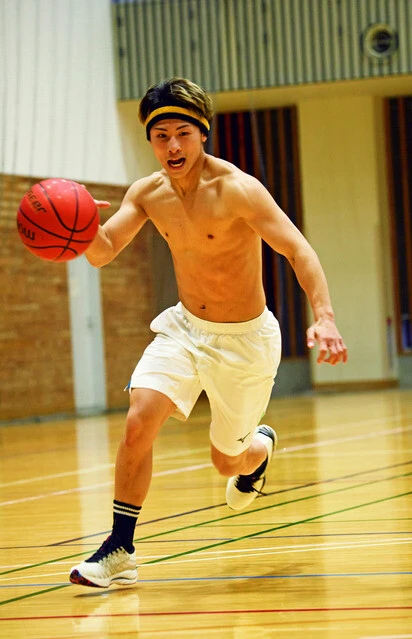 悪天候の日も体育館で肉体をいじめ抜いた。トレーニングの一環としてバスケットボールをプレーする場面も