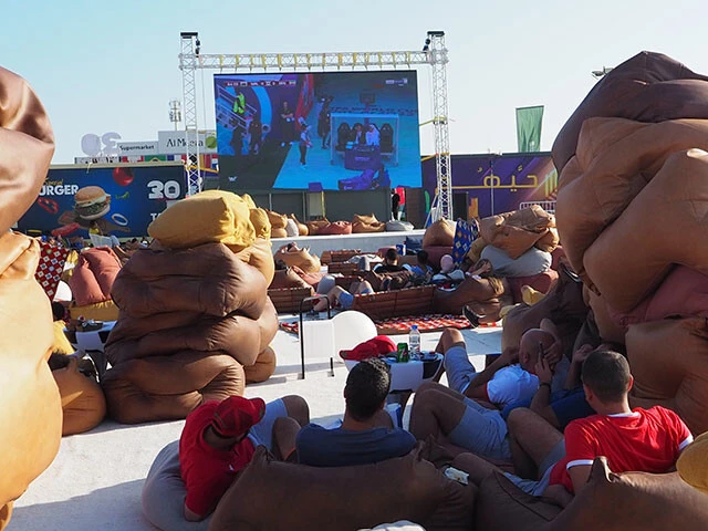 ファンビレッジ内のファンゾーン。暑さをしのぐため、クッションを積み上げて日陰をつくっている